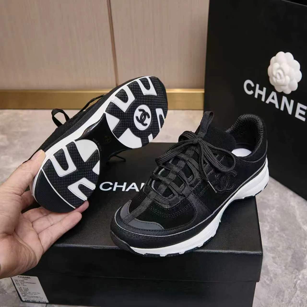 p560 Chanel Chanel - 2025 counter top casual sports shoes This classic design; the upper is embroidered with various techniques; the outsole is fashionable and sporty; the extraordinary inclusion of a variety of color matching elements... The diversified mix and match is very beautiful and versatile, casual, fashionable, sports and outdoor can be taken into account... ꫛꫀꪝ Go➫ Materials: ❶Upper made of: original imported high mercerized cow suede + imported mixed sheepskin ❷The inner lining is made of: original imported breathable mesh ❸Outsole is based on: original TPU combination outsole. Full set of boutique packaging for women 35-41 and men 38-46